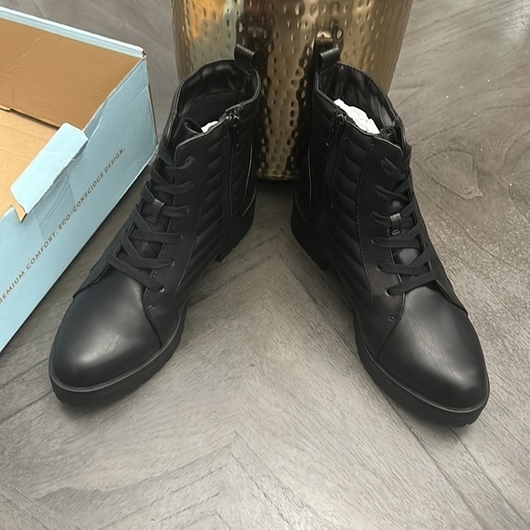 LIFESTRIDE Stormy Booties - Picture 7 of 9